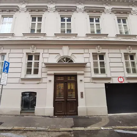 Апарт-отель Castle Free Parking 4*