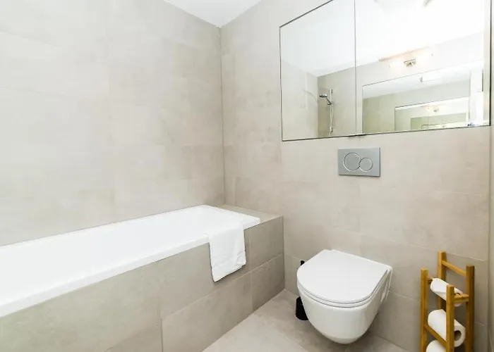 Castle Free Parking Aparthotel